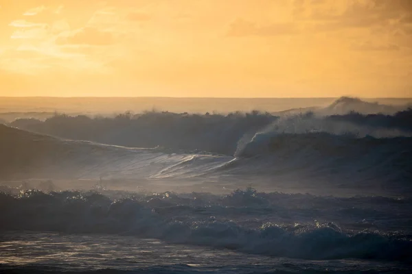 乌胡岛北岸波浪的朦胧落日 — 图库照片