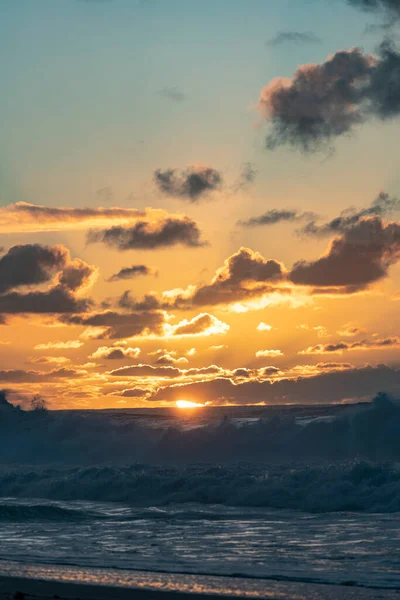 オアフ島の北海岸の波の上の霧の夕日 — ストック写真