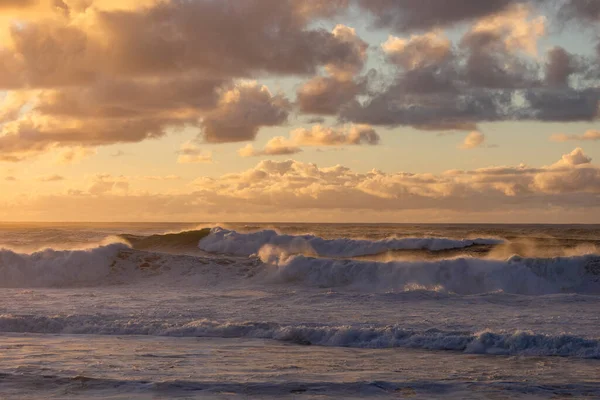 Puesta Sol Brumosa Sobre Olas Costa Norte Oahu — Foto de Stock