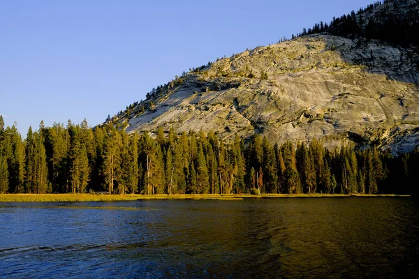 Jezioro Alpejskie Parku Narodowym Yosemite — Zdjęcie stockowe