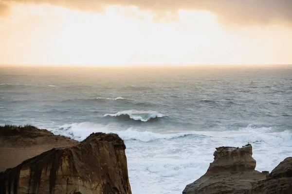 Θυελλώδη Κύματα Του Ωκεανού Κατά Δύση Του Ηλίου Στην Ακτή — Φωτογραφία Αρχείου