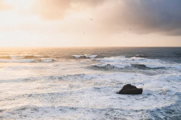 Onde Oceaniche Tempestose Durante Tramonto Crepuscolare Nell Oregon Costiero — Foto Stock