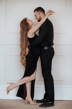 Güzel hamile kadın kocasıyla lüks bir dairede poz veriyor.