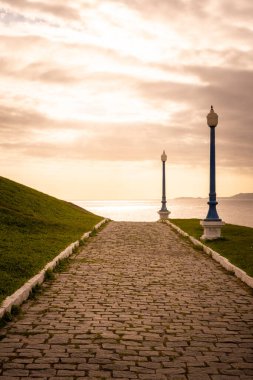 Güzel günbatımı manzaralı küçük tuğlalı yol, Saquarema, Rio de Janeiro, Brezilya