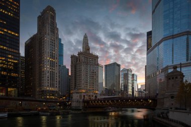 Nehrin üzerindeki Chicago manzarası