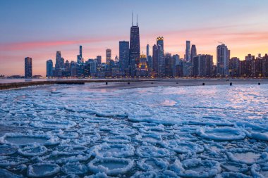 Michigan Gölü üzerinde Chicago manzarası