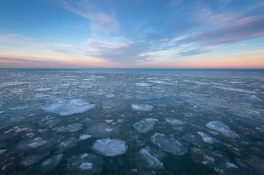 Kuzey Bulvarı Sahili, Chicago 'daki Michigan gölünde buzlar yüzüyor.