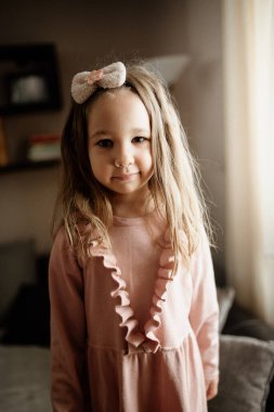 Güzel, uzun saçlı küçük bir kız..