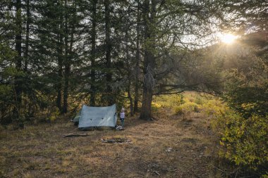 Colorado 'da çadırının yanında duran genç kız.