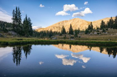 Fotoğraflar, Kutsal Haç 'ta, Colorado' da sırt çantasıyla gezerken çekildi.