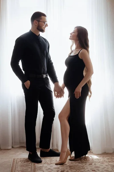 Mooie Zwangere Vrouw Poseren Met Echtgenoot Luxe Appartement — Stockfoto