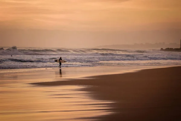 Surfař Vrací Vody Surfařem Při Západu Slunce — Stock fotografie