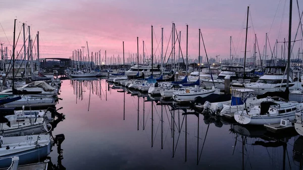 Barcos Brancos Estacionados Água Reflexiva Marina Durante Pôr Sol — Fotografia de Stock