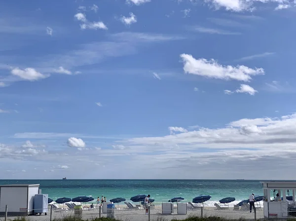 Blue Beach Ombrelloni Persone Giorno Nuvoloso Miami Beach Stati Uniti — Foto Stock