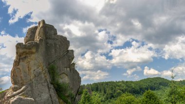 Tustan, Ukrayna 09.07.2021. Ukrayna, Tustan 'da eski bir Rus uçurum kenarı savunma kompleksi, bir yaz günü.