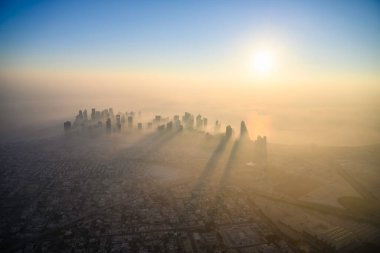 Doha ufuk çizgisi gün doğumunda sisli