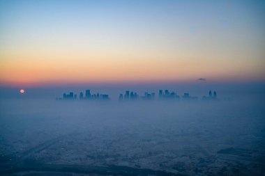 Doha ufuk çizgisi gün doğumunda sisli