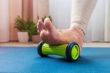 Evde ayak masajı var.