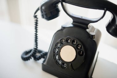 Ofiste eski moda telefon, yakın plan..