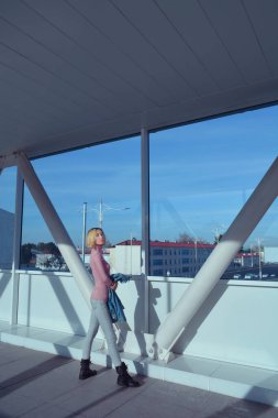 Genç Asyalı kadın beyaz köprüde poz veriyor.