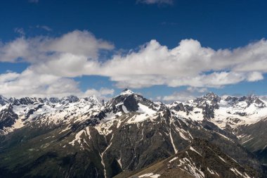 Büyük doğa dağ manzaraları. Kafkasya karının muhteşem perspektifi pasif volkan Elbrus ve açık mavi gökyüzü arkaplanı. Rusya