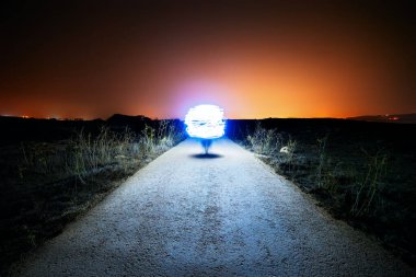 Uzay gemisi gibi küre yalnız bir köy yoluna iniyor.