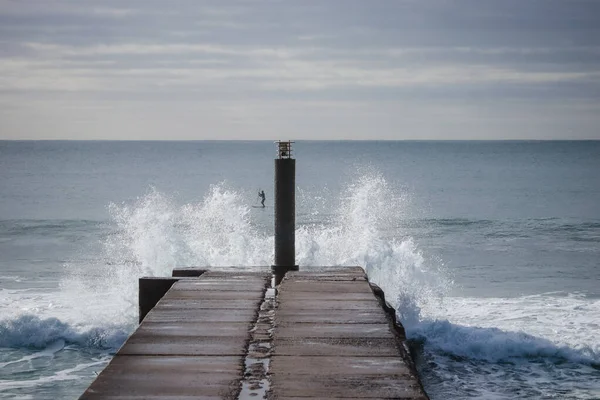 大浪在暴风雨的日子里撞上了防波堤 — 图库照片