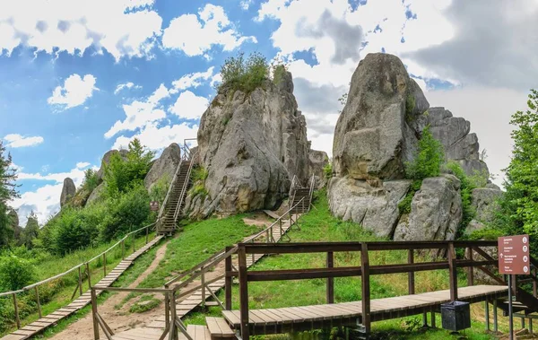 Tustan, Ukrayna 09.07.2021. Ukrayna, Tustan 'da eski bir Rus uçurum kenarı savunma kompleksi, bir yaz günü.