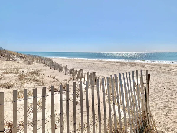 Słoneczny Dzień Plaży Ogrodzonymi Wydmami East Hampton — Zdjęcie stockowe