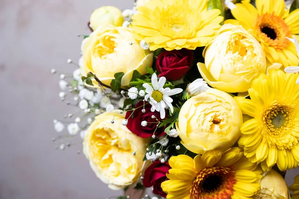 花嫁が結婚式で持っていた黄色の花の花束 — ストック写真