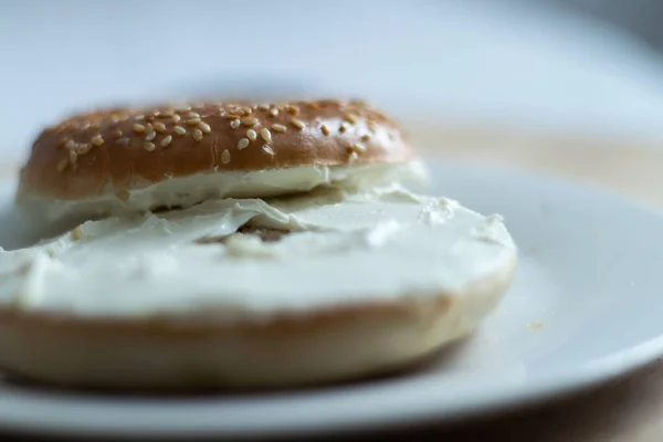 Close Bagel Com Queijo Creme Uma Tábua Corte Madeira — Fotografia de Stock