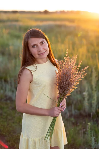 Young Woman Bouquet Field Spikelets Sunset — Stockfoto