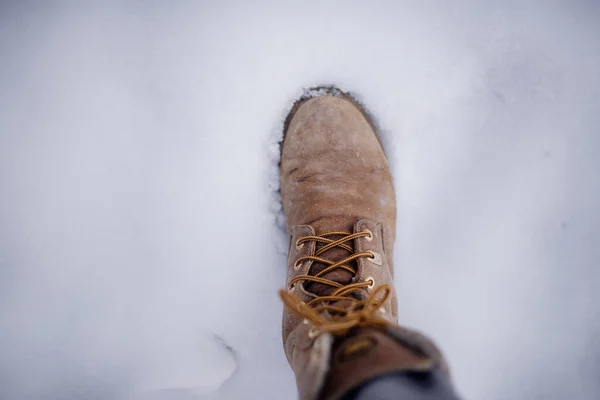 Füße Wildlederstiefel Schnee — Stockfoto