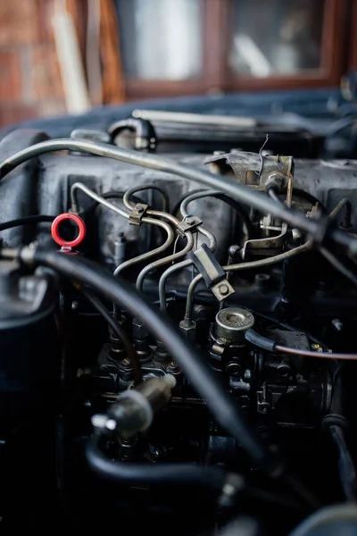 ガレージの古い車のエンジンの詳細 — ストック写真