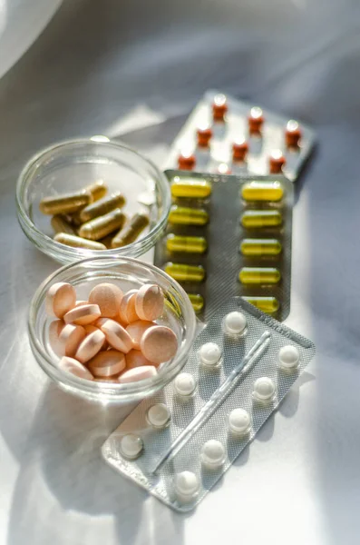 轻度背景下的维生素 药片和抗生素 — 图库照片