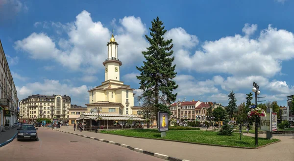 Ivano Frankivsk ウクライナ10 2021年 曇り空の夏の日に ウクライナのイヴァノフランキーフの旧市街の通り — ストック写真