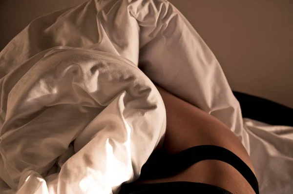 Slim Wanita Tempat Tidur Dengan Eiderdown Putih — Stok Foto