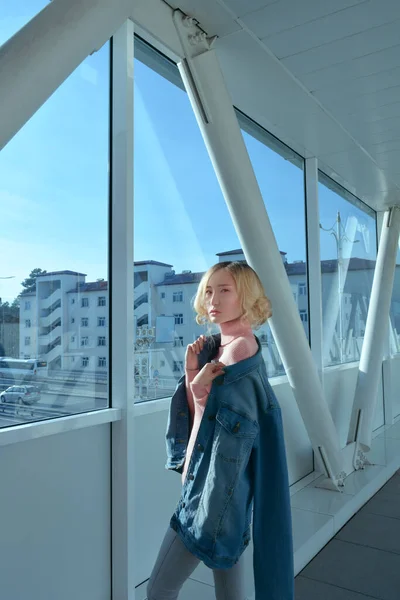 Jovem Mulher Asiática Posando Ponte Branca — Fotografia de Stock