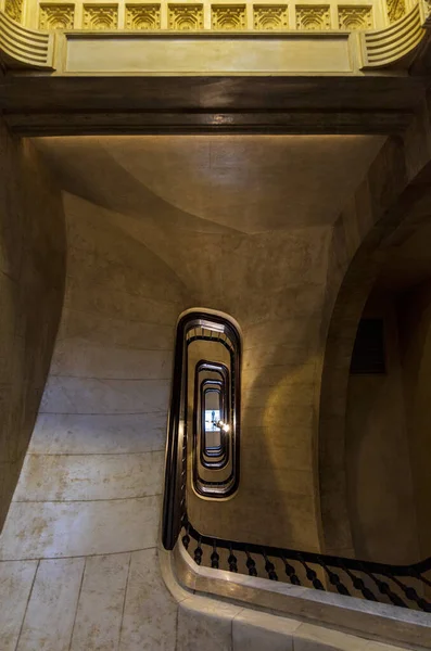 Aşağıdan Oval Şekillerle Görünen Güzel Klasik Merdiven — Stok fotoğraf