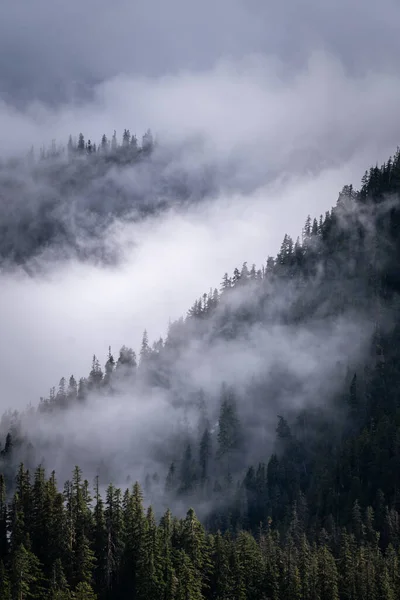 Moody Clouds Στις Cascades — Φωτογραφία Αρχείου