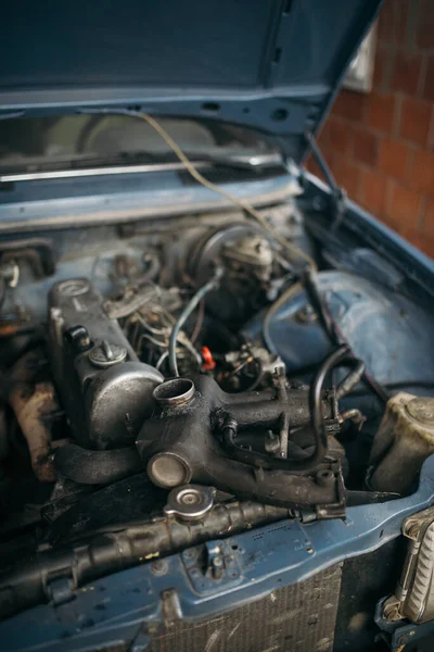 汚い車のエンジンの詳細を閉じる — ストック写真