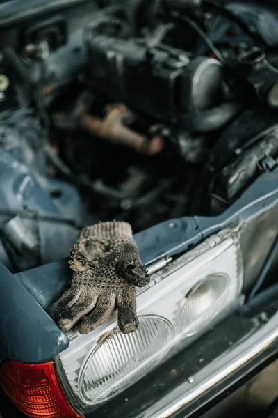 車のクローズアップ上の古い冬の手袋 — ストック写真
