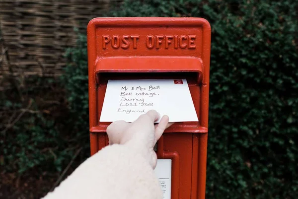 Geleneksel Bir Ngiliz Posta Kutusuna Yazısı Göndermek — Stok fotoğraf