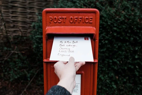 Main Affichant Une Lettre Dans Une Boîte Aux Lettres Rouge — Photo