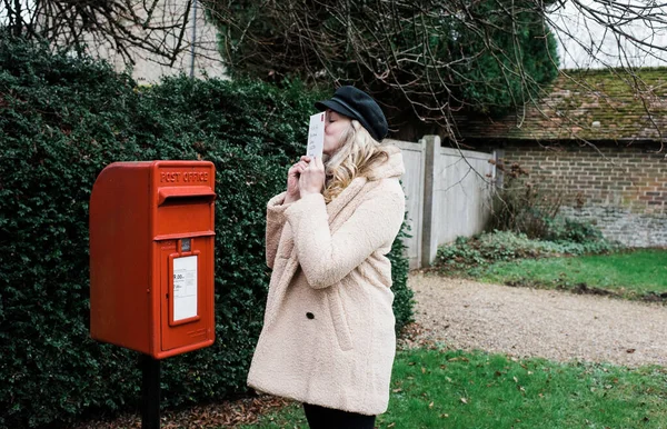 Bir Kadın Ngiliz Posta Kutusuna Koyduğu Bir Öpücükle Mektubu Mühürlüyor — Stok fotoğraf