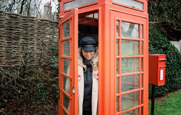 Mulher Loira Elegante Dentro Caixa Telefone Vermelha — Fotografia de Stock