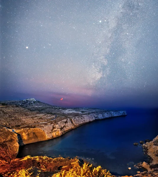 Półksiężyc Nad Zatoką Fomm Rih Malcie — Zdjęcie stockowe