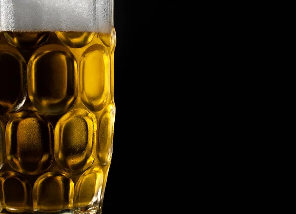 Uma Caneca Cerveja Gelada Sobre Pano Fundo Preto — Fotografia de Stock