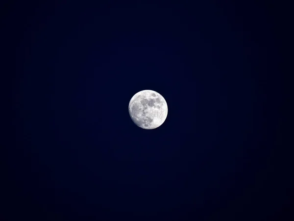 Lua Cheia Contra Céu Escuro Azul Noite — Fotografia de Stock