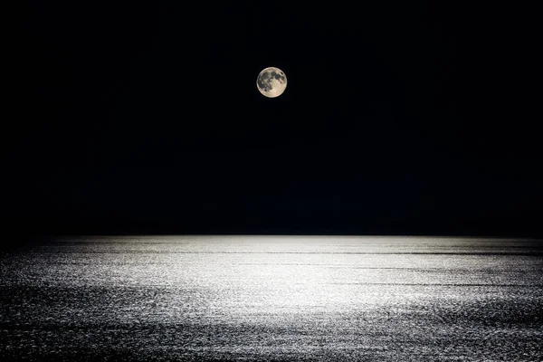 Luna Llena Sobre Aguas Mediterráneas Tranquilas —  Fotos de Stock